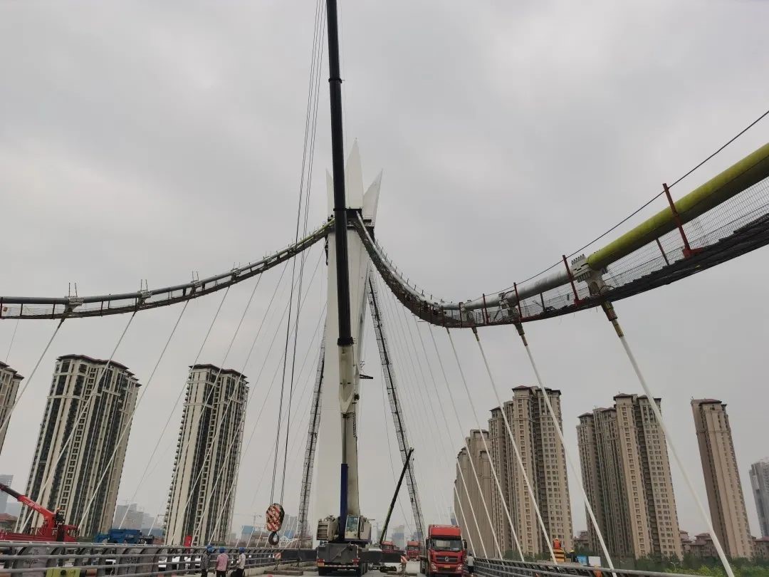 世界最宽双索面自锚式悬索桥西安灞河大桥主缆缠丝完成